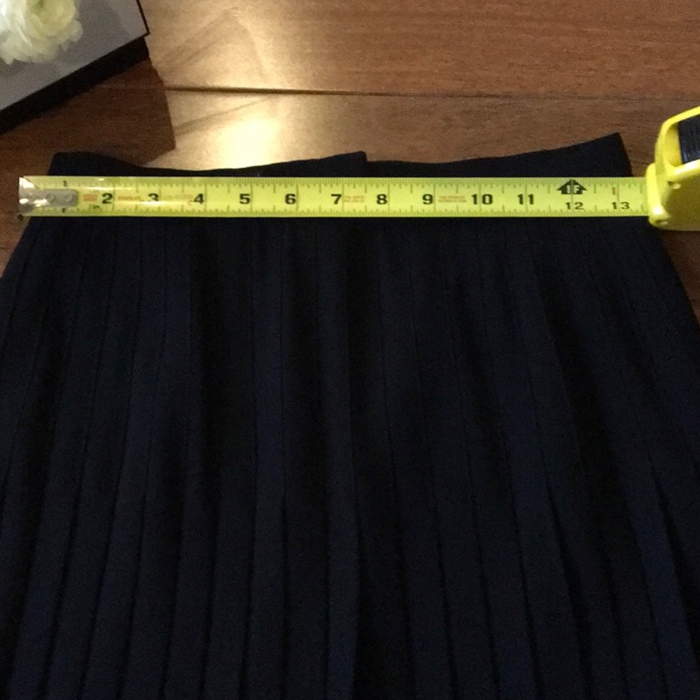 Black Chanel pleated skirt - Picture 3 of 8